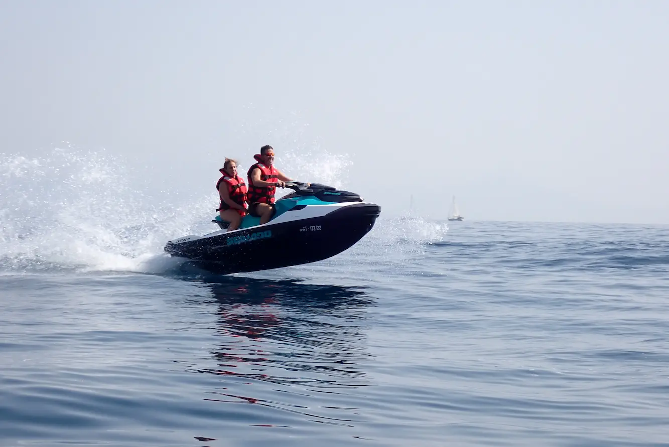 Alquiler libre de moto de agua con licencia